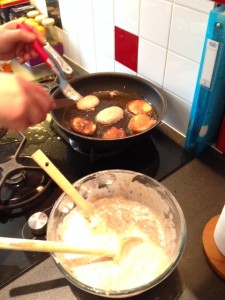 Les-beignets-de-bananes-se-dorent-la-pilule-dans-l'huile